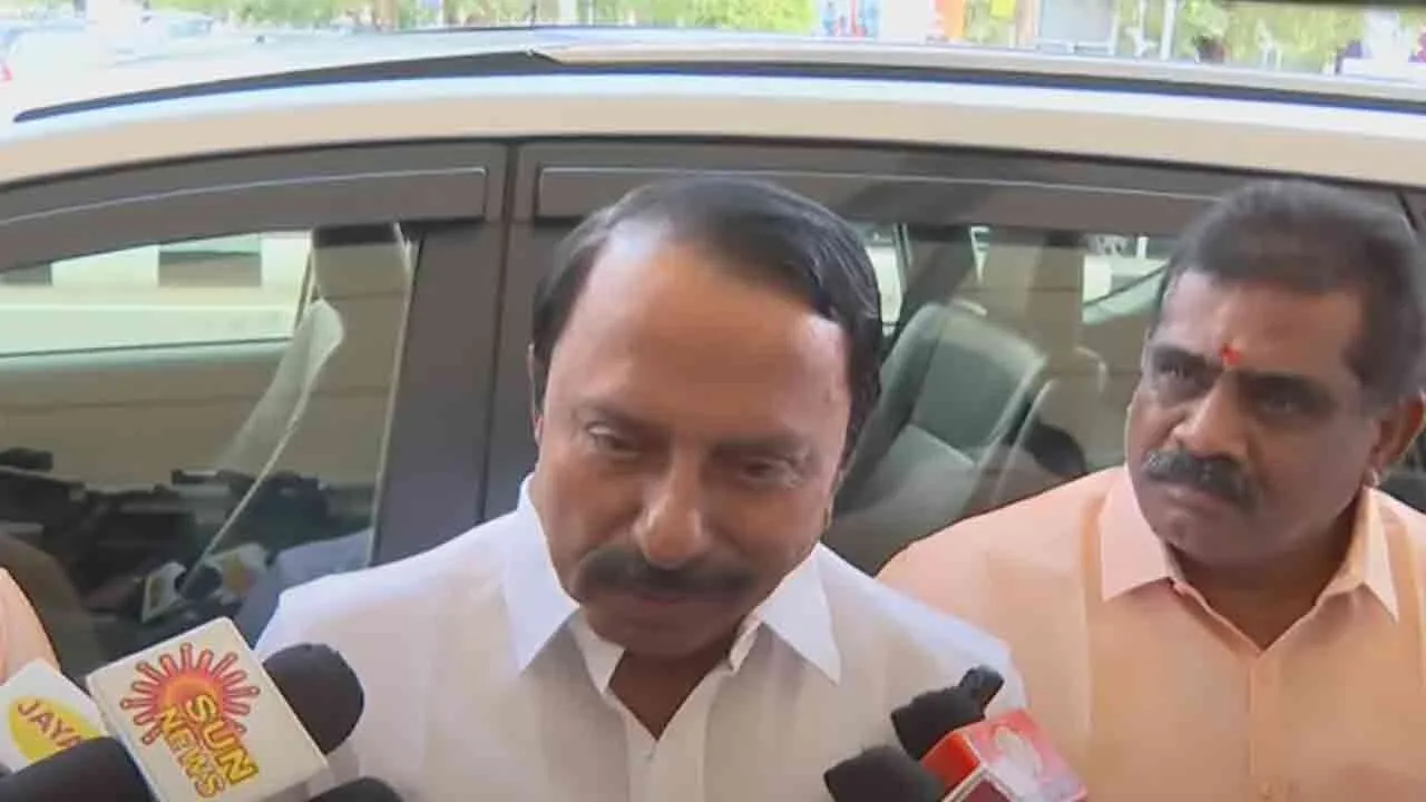  'There is no other purpose' - Sengottaiyan interviewed at Coimbatore airport Photograph: (ADMK) 