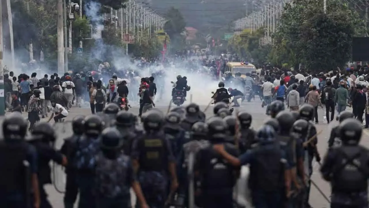  Protests erupt; Nepal government backs down Photograph: (nepal) 