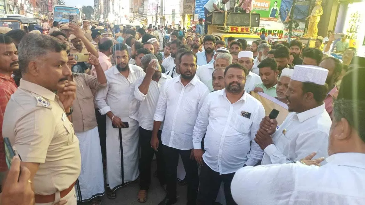  Islamists issue - Both sides protest Photograph: (cuddalore) 