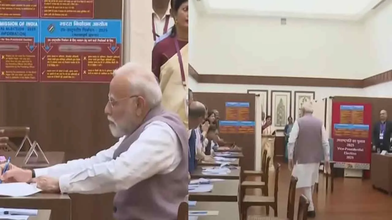  Vice Presidential Election - Modi casts his vote first Photograph: (modi) 
