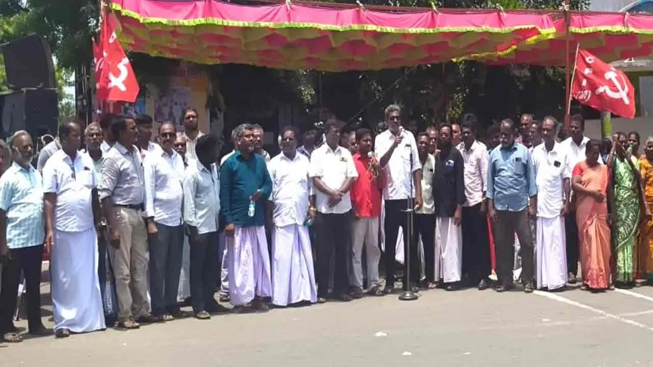  மணல் குவாரியில் உயிரிழந்த மாணவர்கள்; நிவாரணம் கோரி சிபிஎம் போராட்டம்!