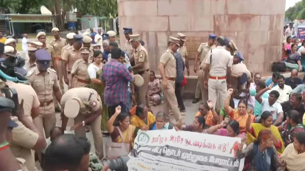  Arrest again - stir near Marina Worker's Statue Photograph: (CHENNAI) 