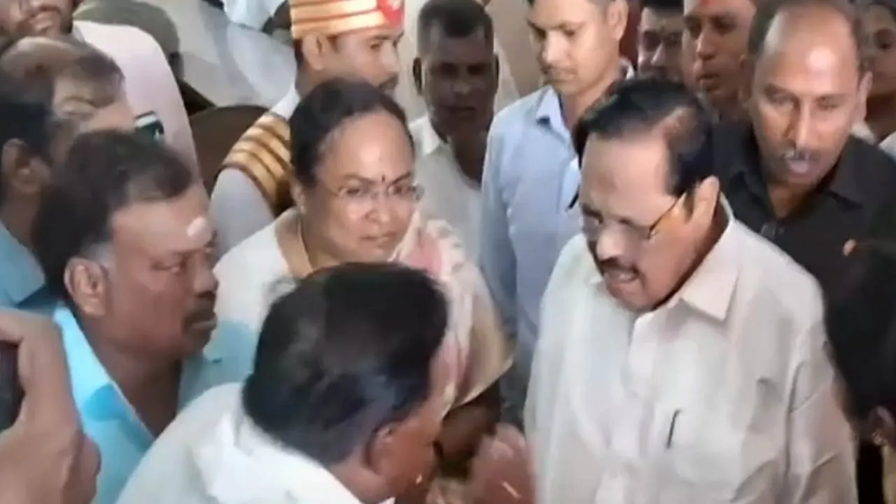  Public besieges minister Photograph: (dmk) 