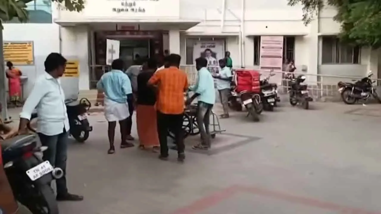  எடப்பாடி பழனிசாமியின் பரப்புரை; கூட்ட நெரிசலில் சிக்கிய பெண் மயக்கம்!