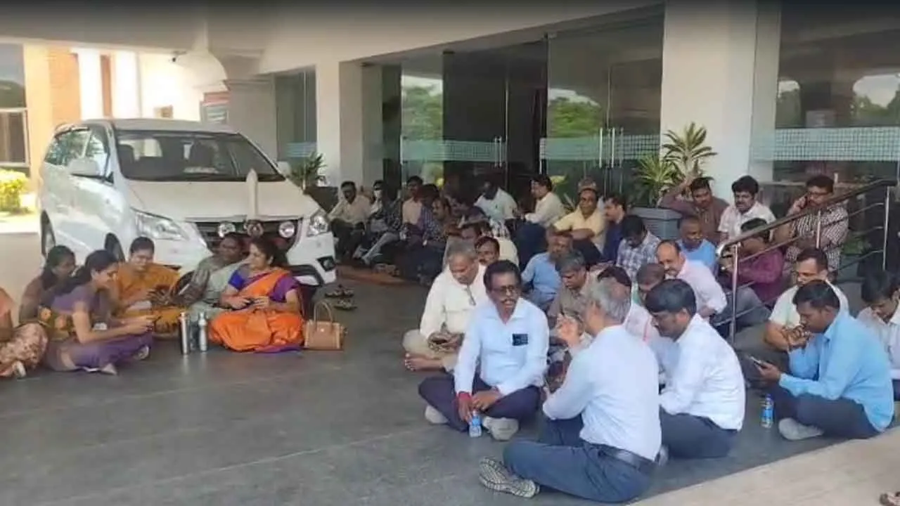  ‘தமிழக அரசின் நடவடிக்கையை ரத்து செய்க’ - பேராசிரியர்கள் போராட்டம்
