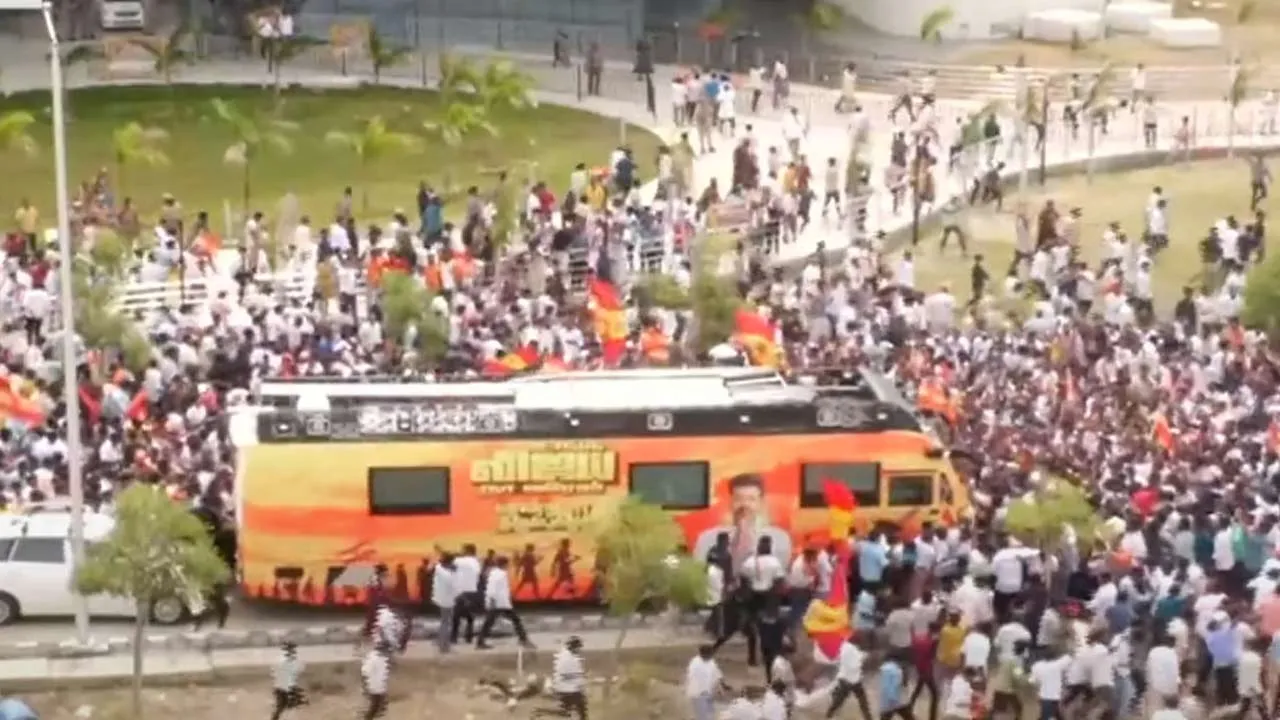  Volunteers following Vijay's bus Photograph: (trichy) 