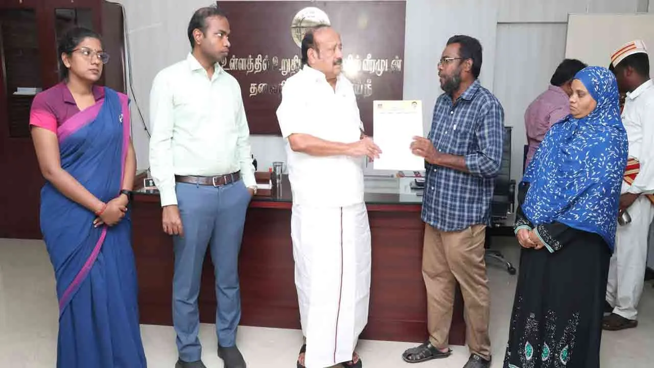  மணல் குவாரி சேற்றில் சிக்கி மாணவர்கள் உயிரிழப்பு; நிவாரணம் வழங்கிய அமைச்சர்!