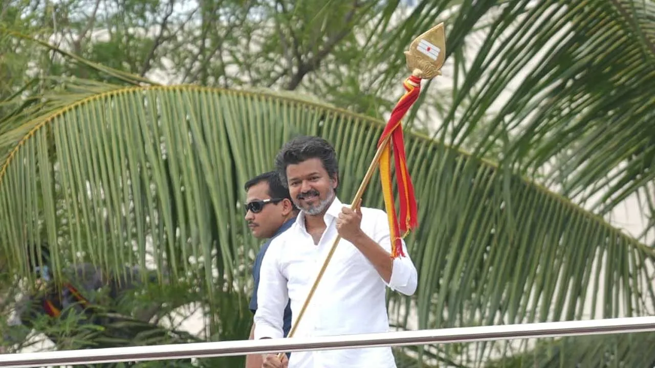  வேலுடன் இறங்கிய விஜய்..ஈழத்தமிழருக்கு ஆதரவு குரல் - சூடுபிடித்த நாகை பரப்புரை!