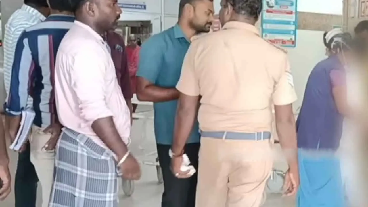  found in a car outside the police station - shock in Thoothukudi Photograph: (thoothukudi) 