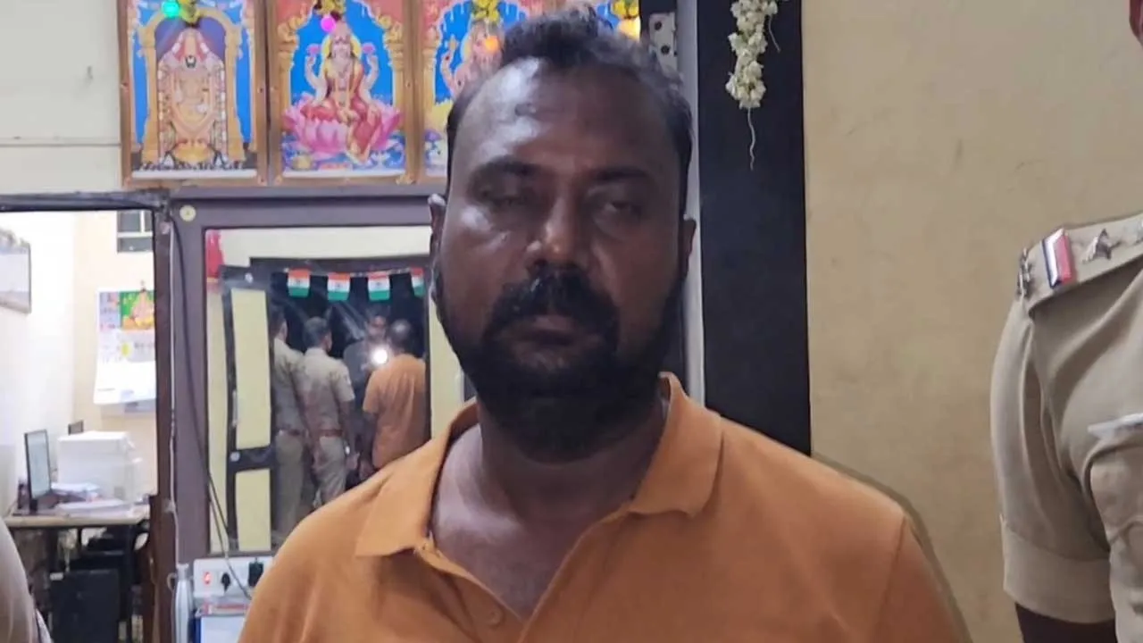  நகைகடைகாரர் மனைவிக்கு விபூதியடித்த இளைஞர்; சுற்றிவளைத்த போலீஸ்!