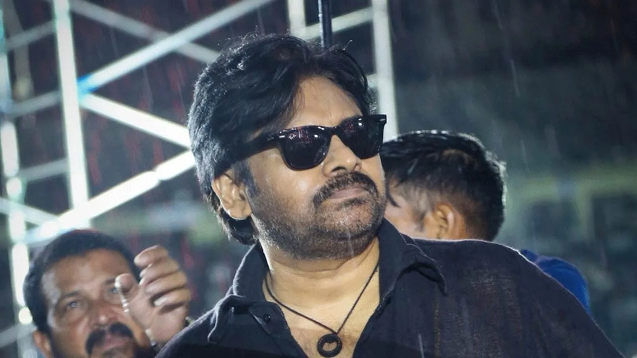  நூலிழையில் தப்பித்த பாதுகாவலர்; பவன் கல்யாண் செயலுக்கு எதிர்ப்பு
