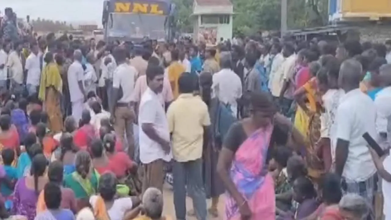  Valiyankulam residents who blocked the road hold talks with police Photograph: (police) 