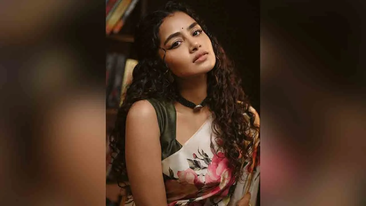  இரட்டை விழியாழ் ஈர்த்த அனுபமா பரமேஸ்வரன் (படங்கள்)!