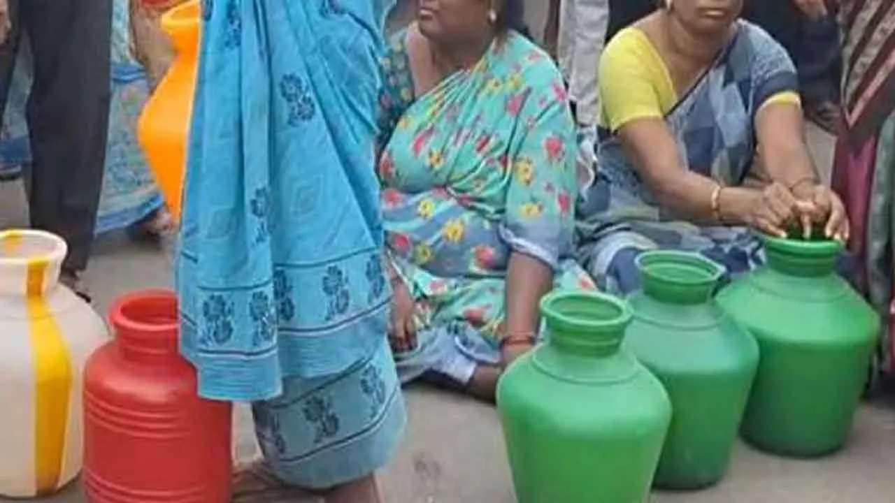  Public blockades road with empty jugs in mountainous area Photograph: (water) 