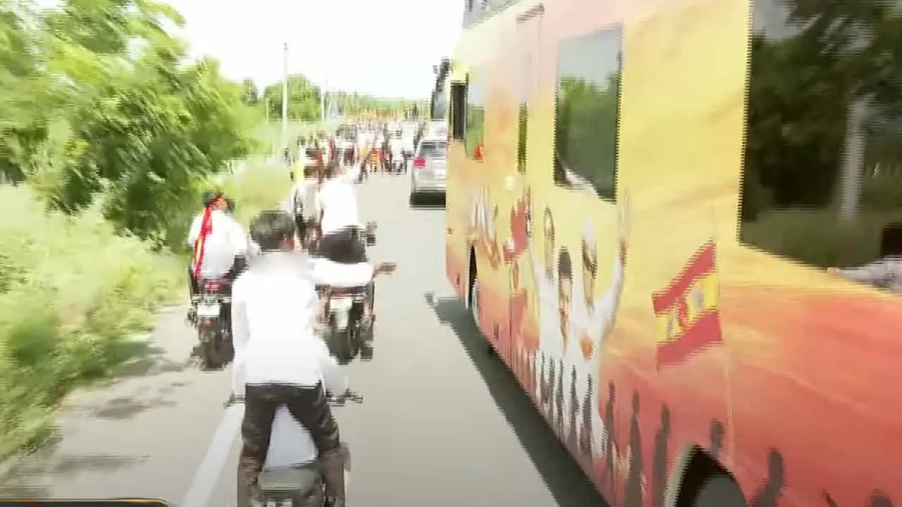 Adventure on a two-wheeler - Volunteers who are so enthusiastic that they don't realize the danger Photograph: (tvk) 