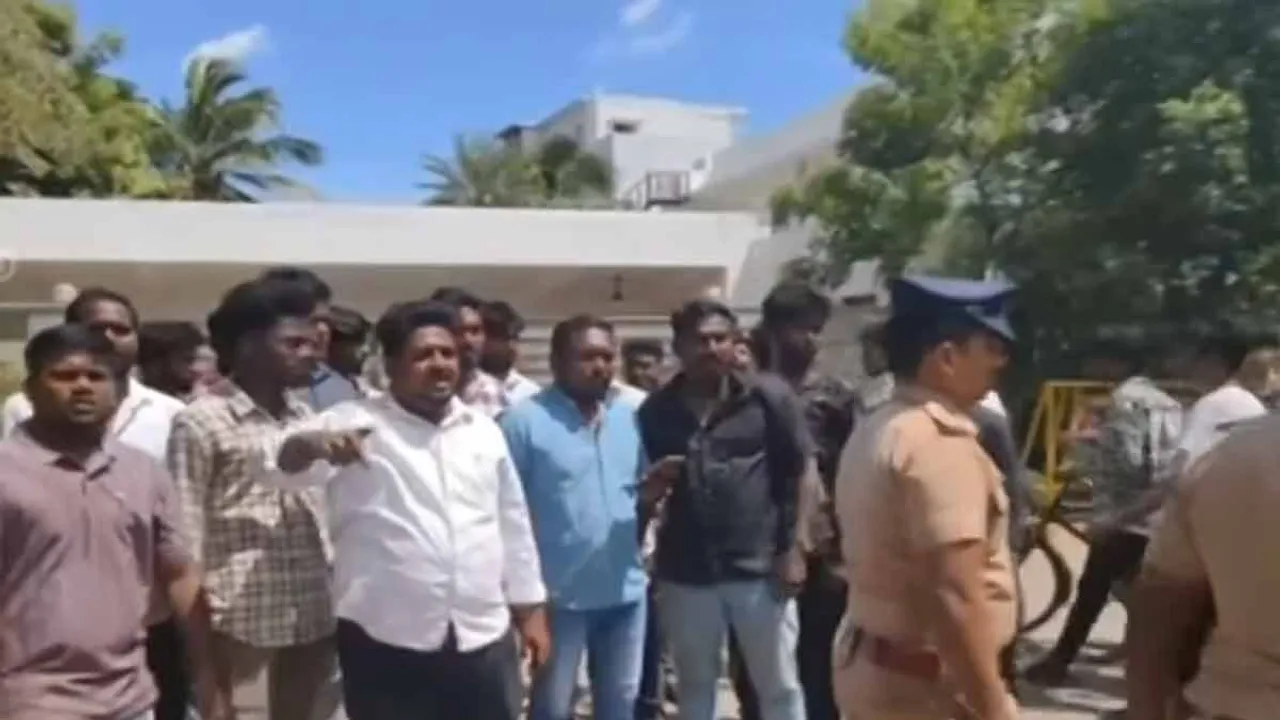  'Vijay needs to come out...' - Attempt to besiege the house Photograph: (tvk) 