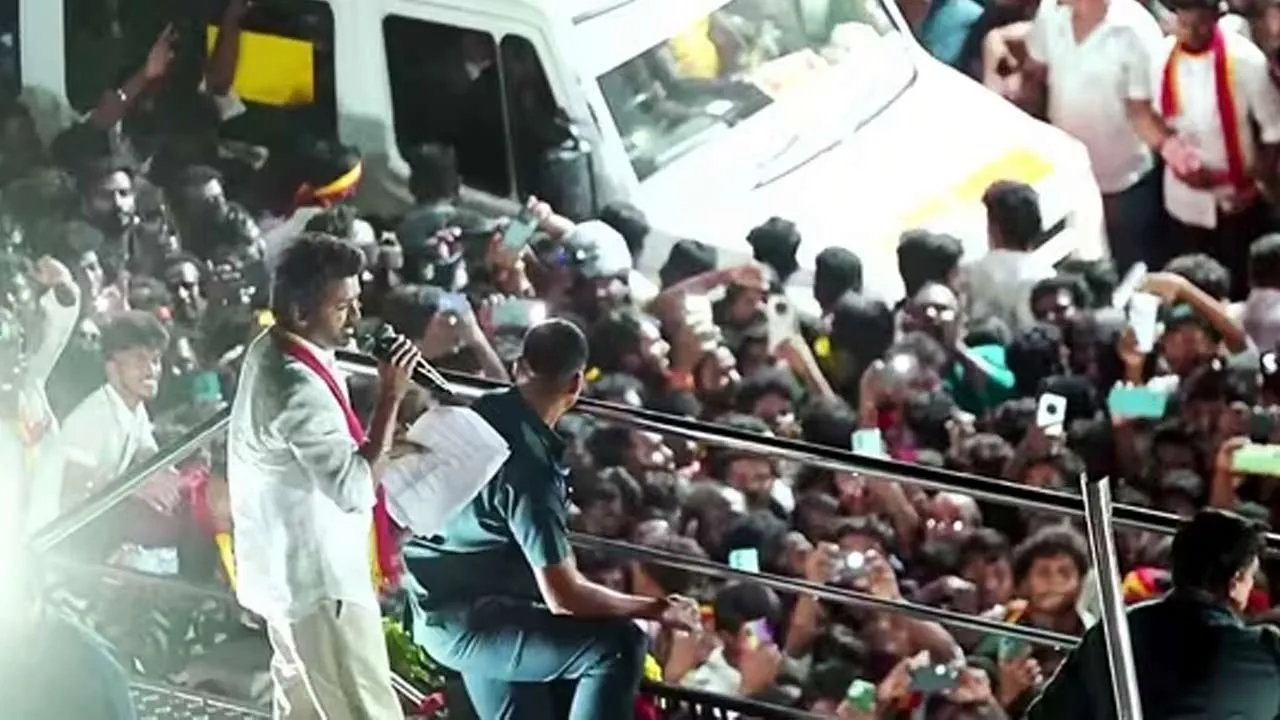  “இது அற்ப அரசியலுக்கும் பழி வாங்குவதற்குமான நேரம் அல்ல” - கரூர் விரைந்த நடிகை