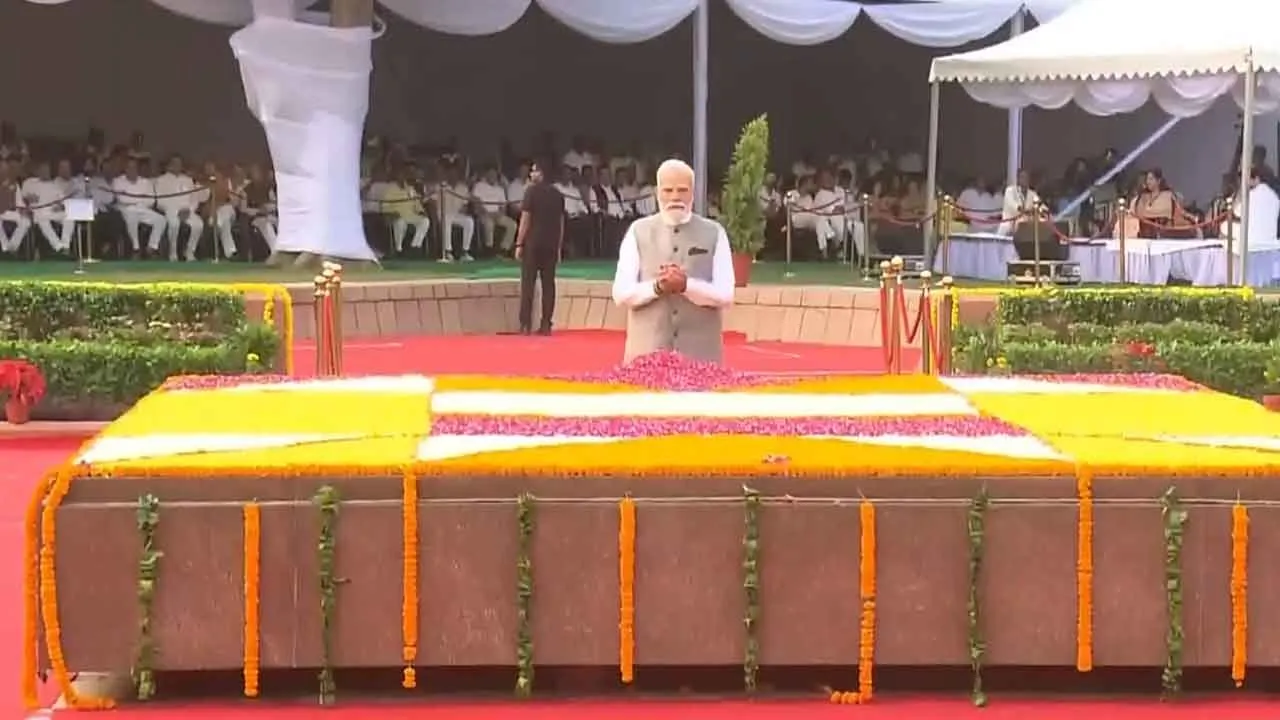  Prime Minister Modi tribute and says Let us continue to follow the path of Gandhi 