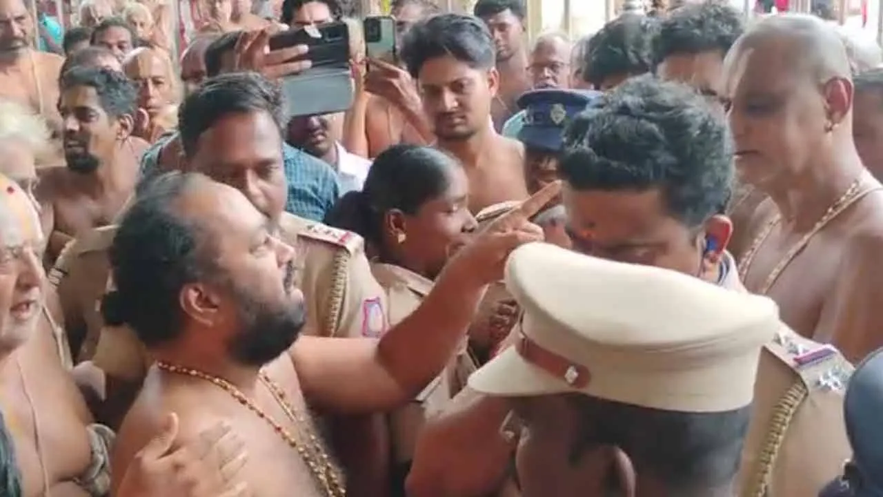  வடகலை vs தென்கலை; மீண்டும் முட்டிக்கொண்ட இருபிரிவினர் - வரதராஜ பெருமாள் கோவிலில் பரபரப்பு!