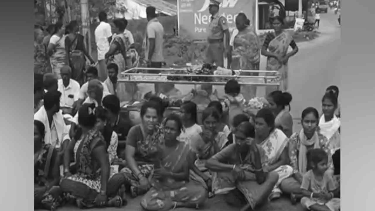  சுடுகாட்டிற்கு வழி இல்லை; மூதாட்டியின் உடல் அடக்கம்; 50 வருடத் துயரத்தை நீக்கிய தீண்டாமை ஒழிப்பு முன்னணியினர்!