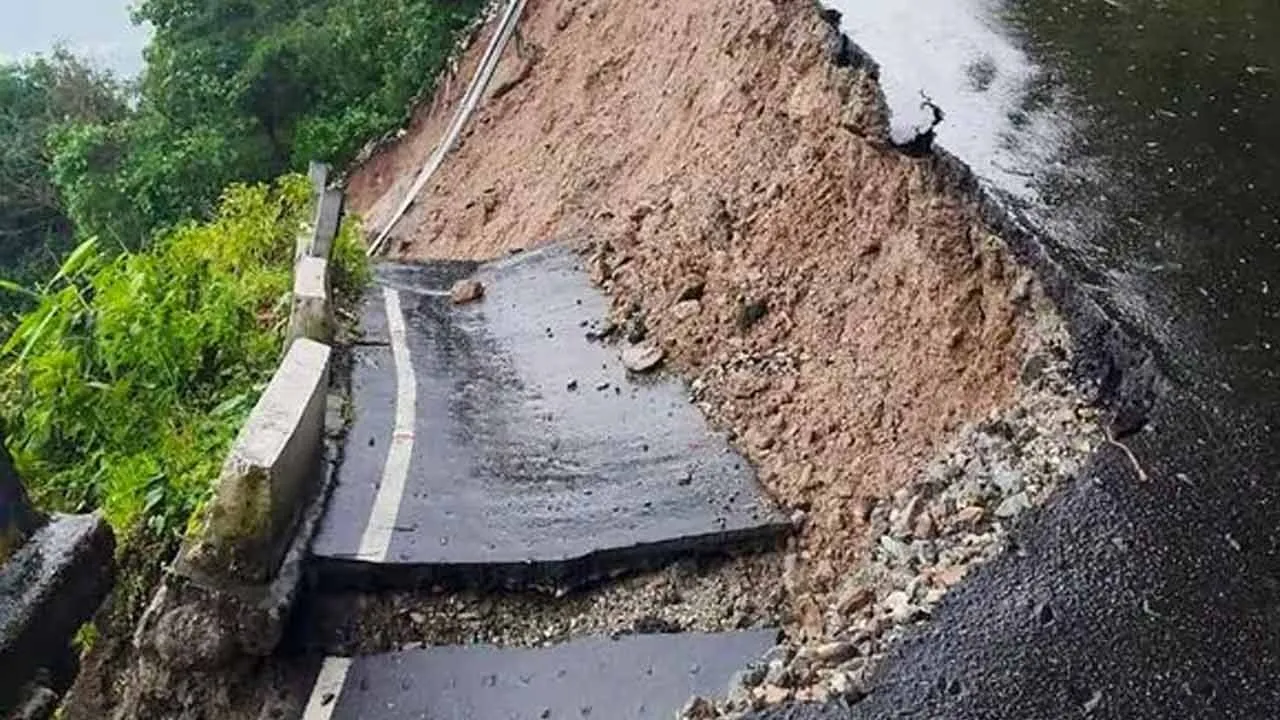  கடும் மழை..  சூழ்ந்த வெள்ளம்..; டார்ஜிலிங்கில் நிலச்சரிவு!