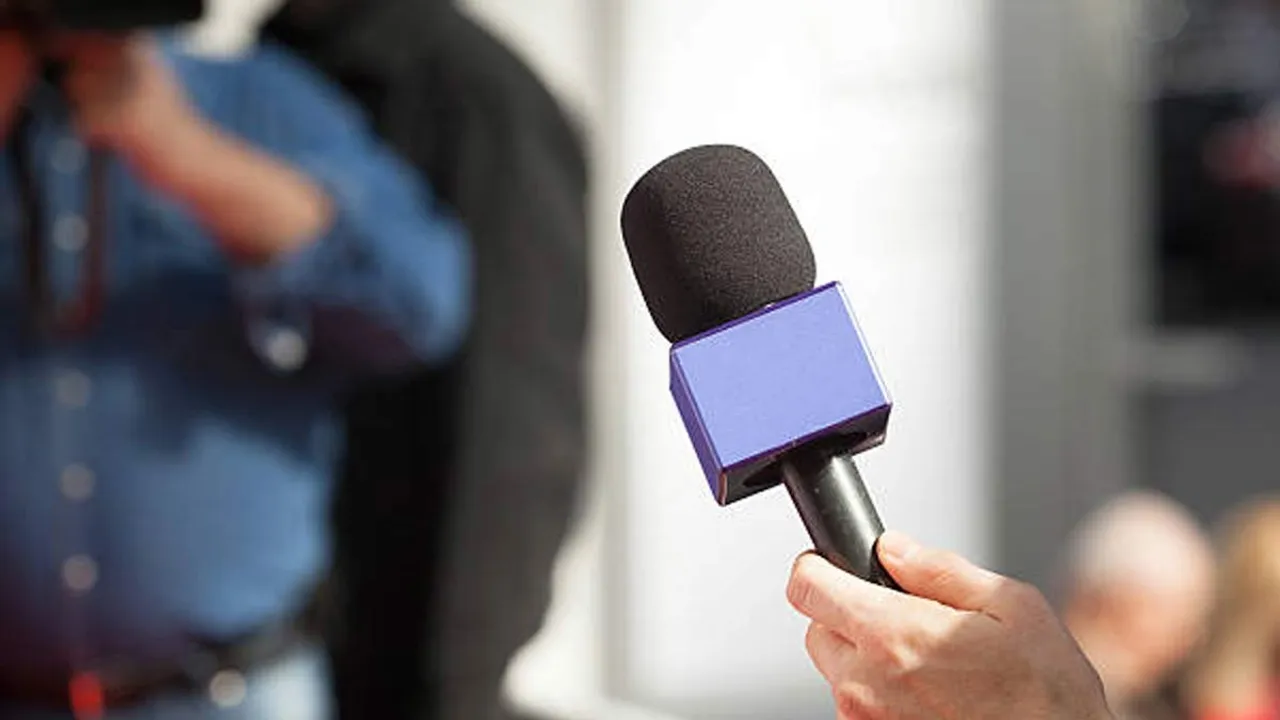  Private news television freezes - convex continents Photograph: (news media) 