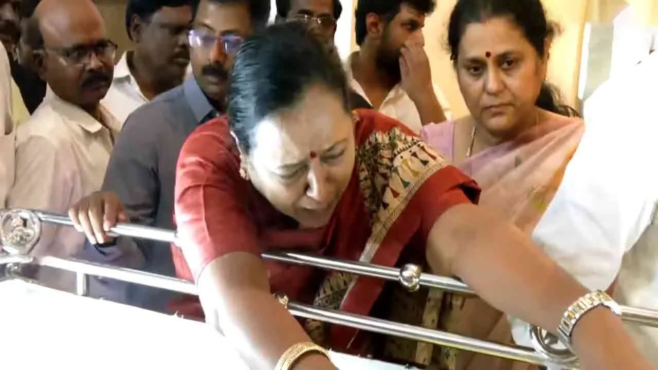  Premalatha Vijayakanth paid tearful tribute to her mother's corpse 