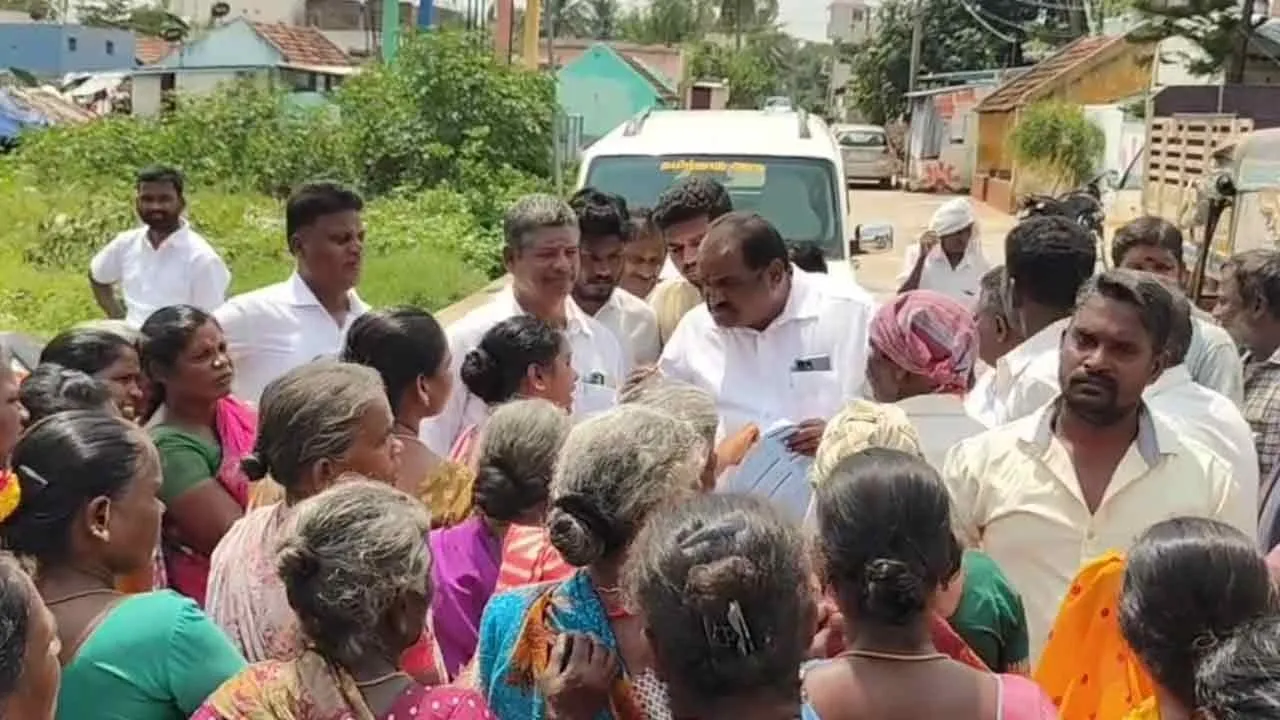  திமுகவை சேர்ந்த ஒன்றியக்குழு தலைவர் சிறைப்பிடிப்பு; பொதுமக்கள் வாக்குவாதம்!