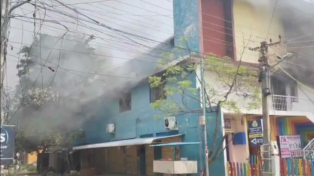  திடீரென வந்த புகை;  உயிர் தப்பிய குழந்தைகள் - ஓடி வந்த பெற்றோர்கள்!