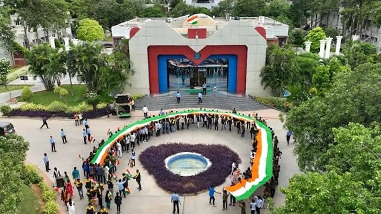  சட்ட சிக்கலில் மூத்த நடிகர்; பல்கலைக்கழகத்தின் உரிமையை ரத்து செய்ய பரிந்துரை