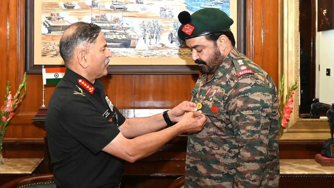  இராணுவ தளபதியிடம் பாராட்டை பெற்ற மோகன்லால்