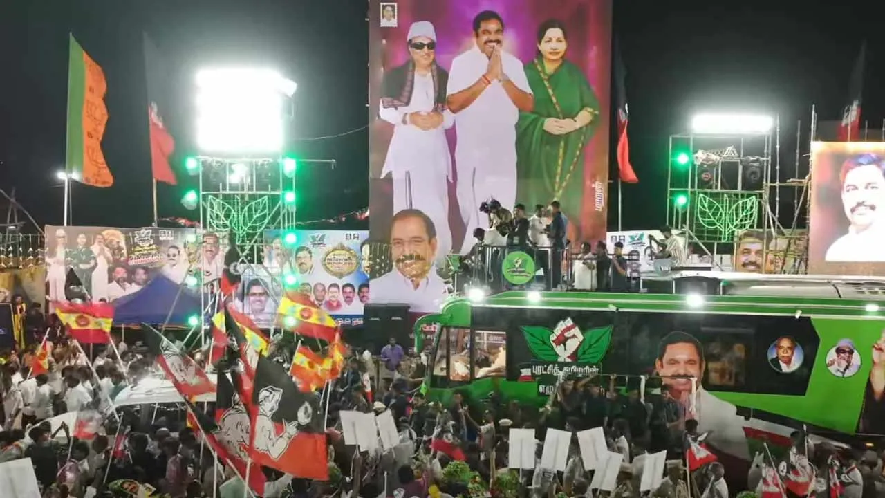  Tvk flags welcomed Edappadi; Is the AIADMK-Tvk alliance solid? Photograph: (tvk admk) 