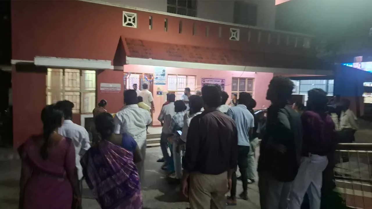  கடைசி நேரத்தில் காலை வாரிய காதலன்; காவல்நிலையத்தில் நடந்த பரபரப்பு சம்பவம்!