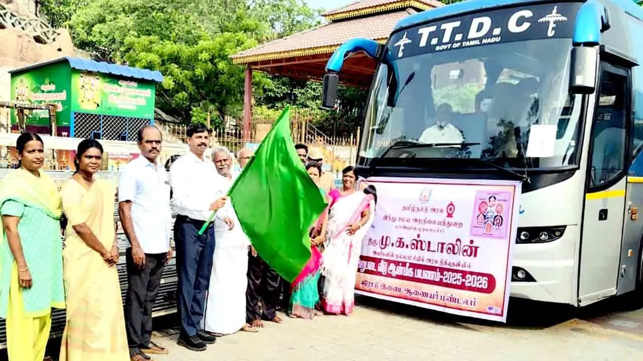  அறுபடை வீடுகளுக்கு ஆன்மீக பயணம்; துவங்கி வைத்த ஆட்சியர்!