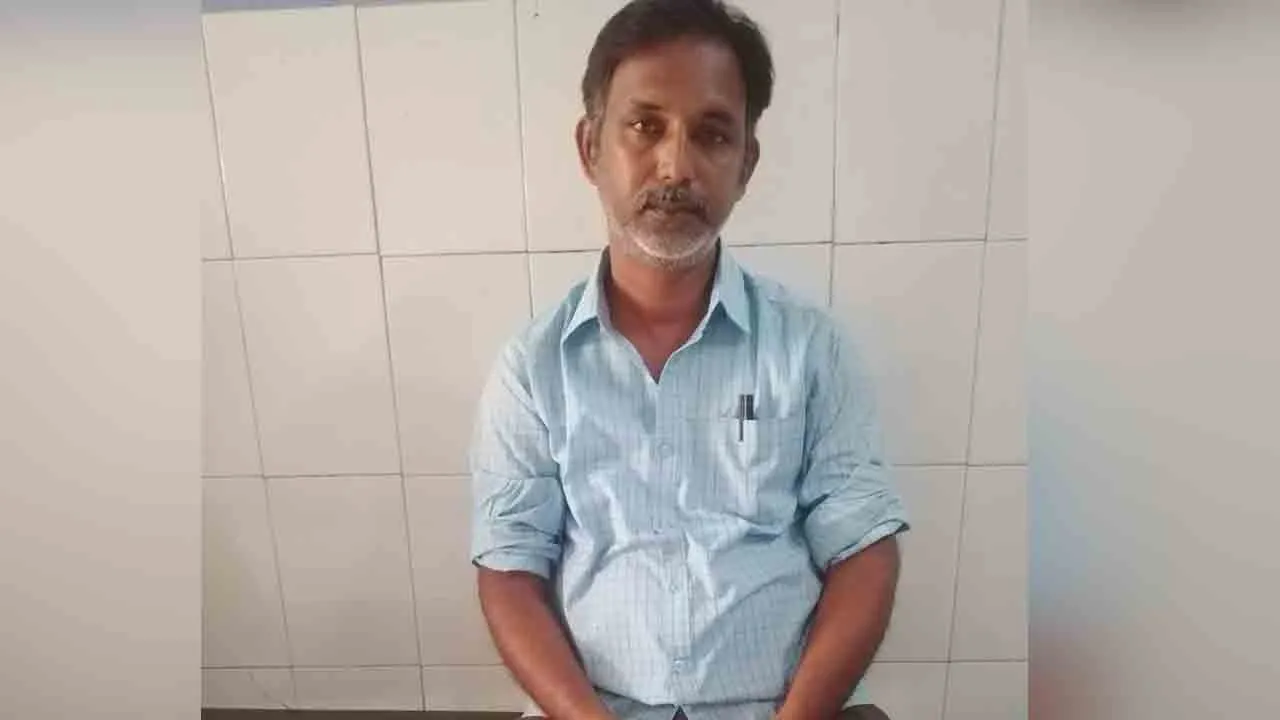  பட்டா பெயர் மாற்றம் செய்ய லஞ்சம்; பெருவளப்பூர் கிராம நிர்வாக அலுவலர் கைது!