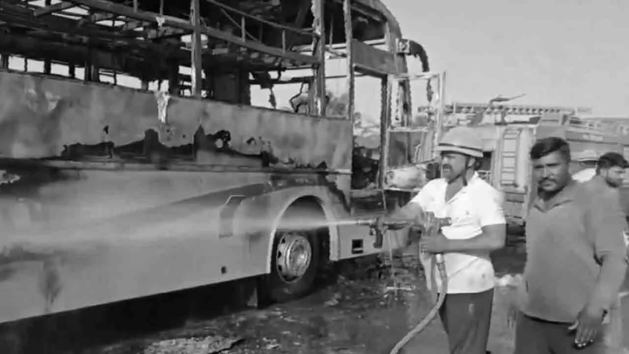  தீப்பிடித்து எரிந்த பேருந்து; 20 பேர் உயிரிழப்பு!