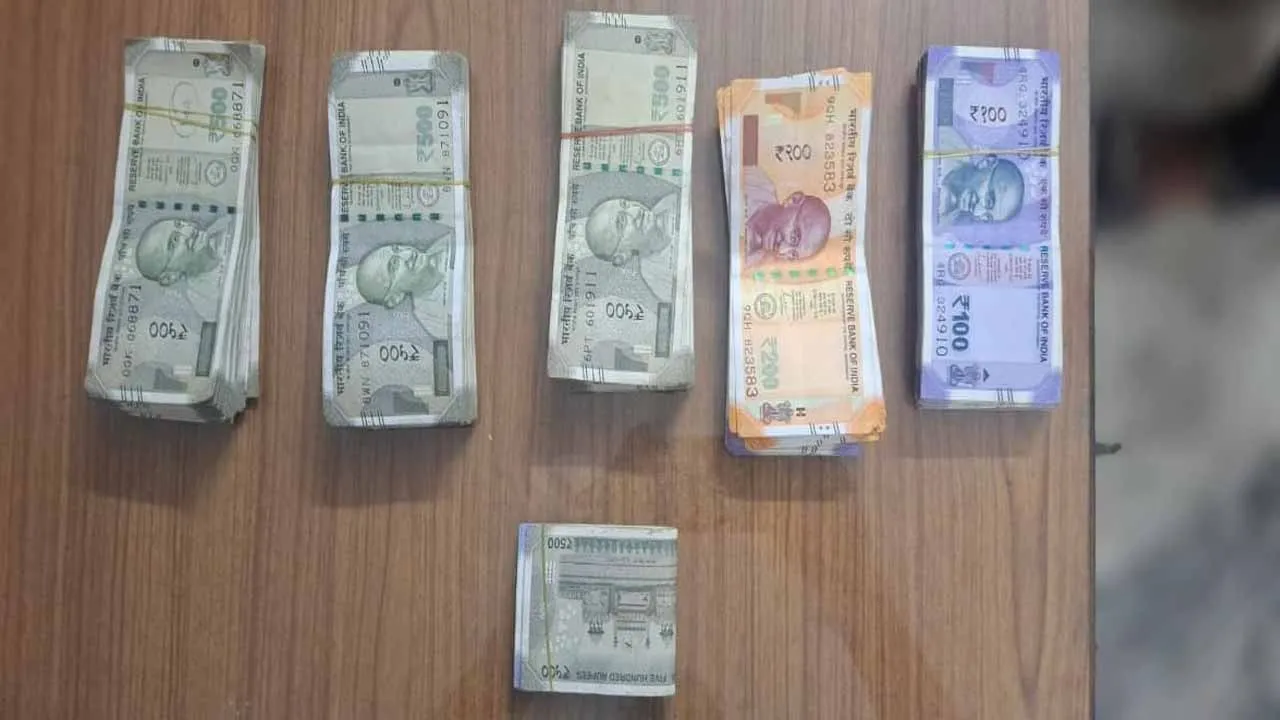  Diwali collection at the transport office - 1 lakh 88 thousand confiscated Photograph: (vellore) 