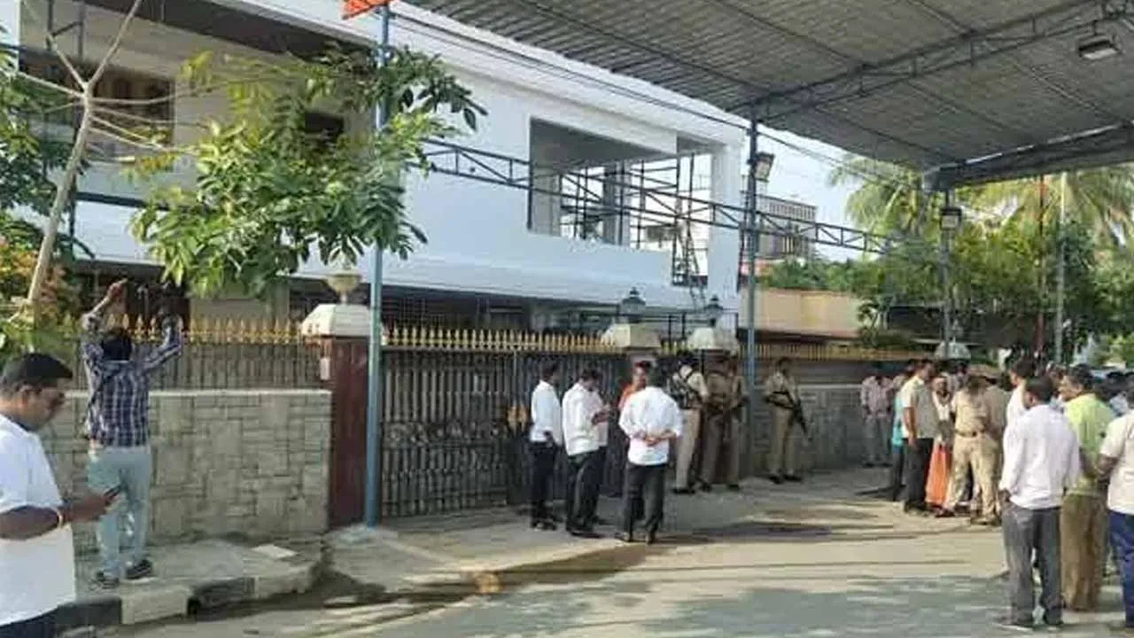  Bomb search at Minister Duraimurugan's house Photograph: (vellore) 