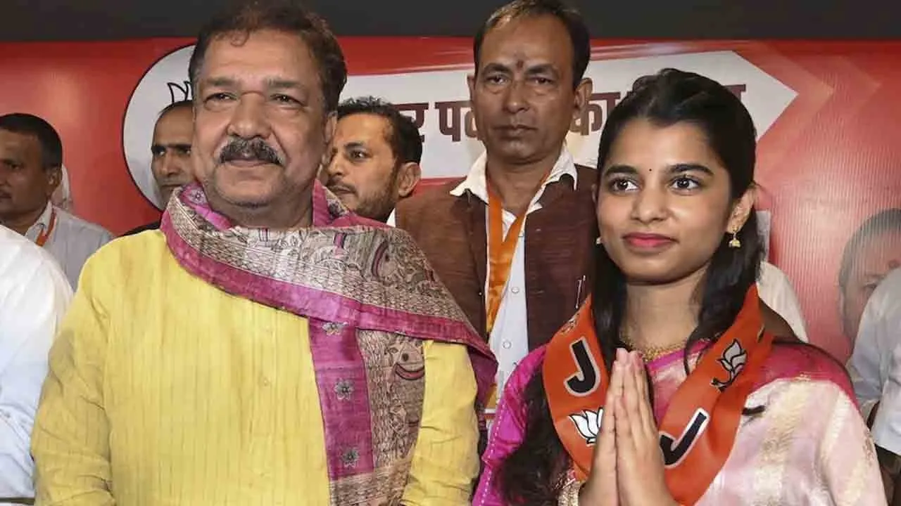 BJP gives opportunity to famous singer maithili within hours of joining the party at Bihar election 