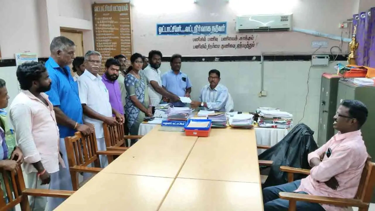  மாணவர்களை ஜவுளி கடைக்கு மூட்டை தூக்க வைத்த  பள்ளி நிர்வாகி!
