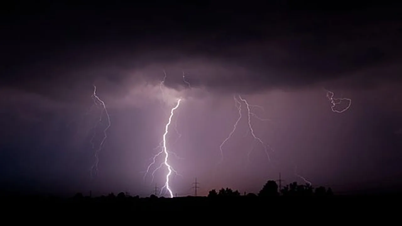  4 women lose in lightning strike - Tragedy in Cuddalore Photograph: (cuddalore) 