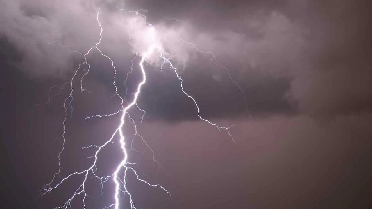  4 women lose in lightning strike, 2 lose sight Photograph: (weather) 