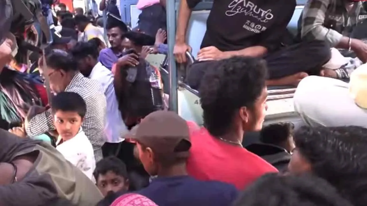  'Diwali, Bihar election echo' - Tiruppur railway station is in turmoil Photograph: (thirupur) 