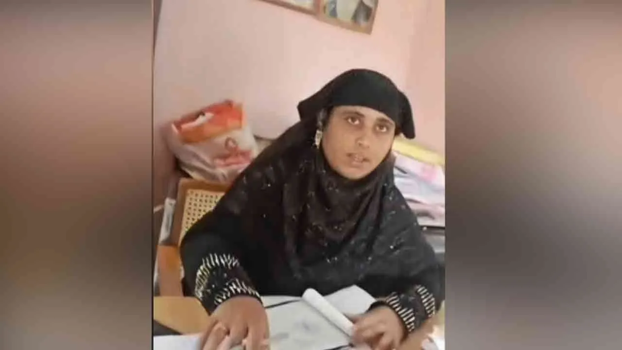  லஞ்சம் வாங்கிய பெண் வி.ஏ.ஓ.விற்கு தீபாவளி பரிசு; அதிரடி காட்டிய உயர் அதிகாரி!
