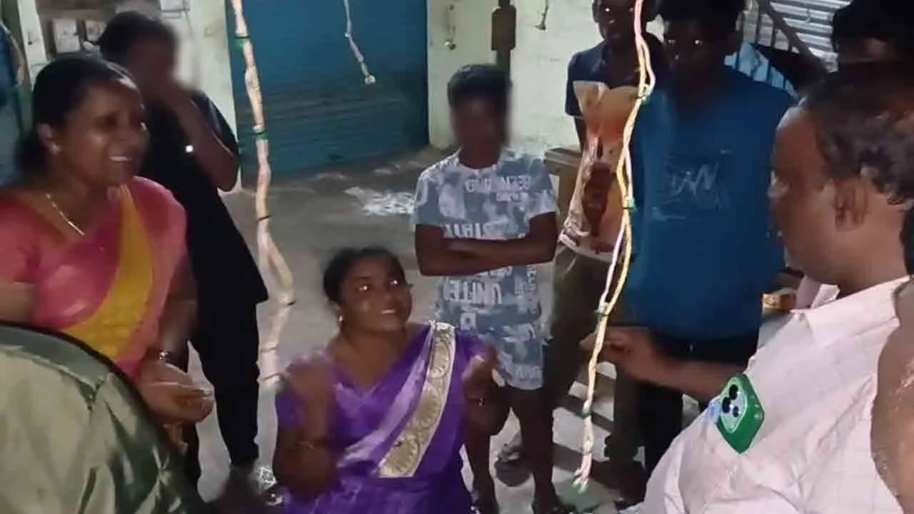  சுற்றி வளைத்த அரசு அதிகாரிகள்; காலில் விழுந்து கதறும் பெண் - நள்ளிரவில் நடந்து என்ன?
