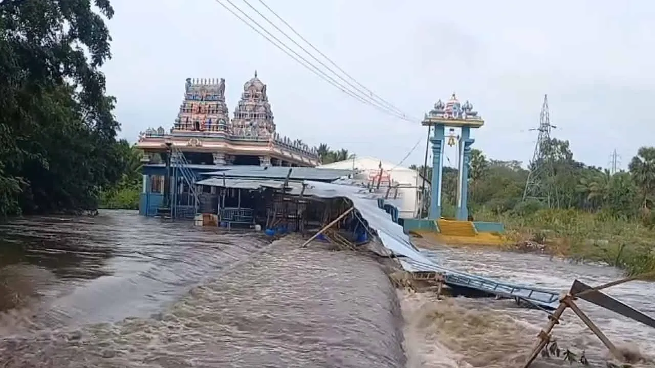  Flood engulfs temple - Two rescued safely Photograph: (kovai) 
