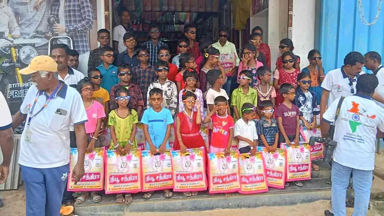  மகிழ்வித்து மகிழ்..! பெற்றோரை இழந்த குழந்தைகளை மகிழ்வித்த நல்ல உள்ளங்கள்..!!