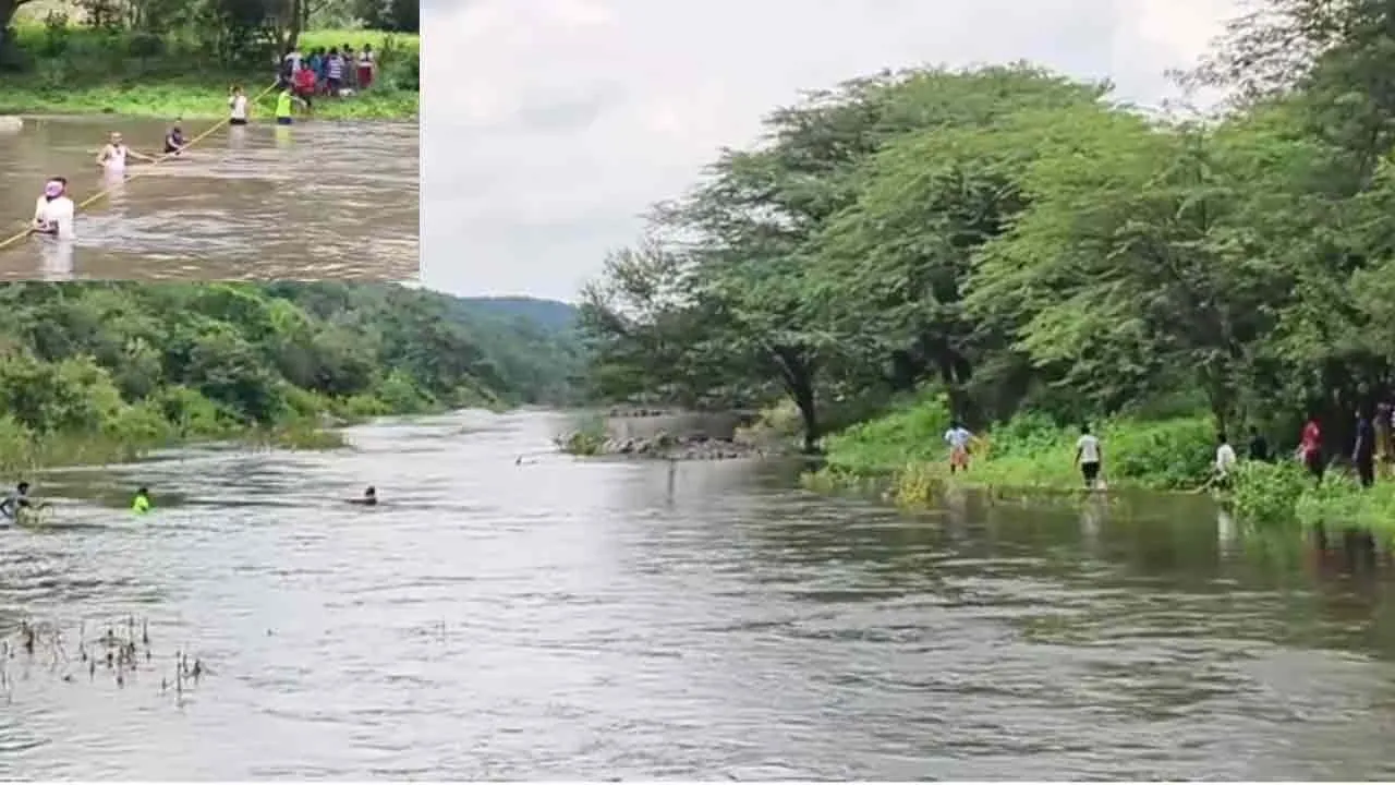  Diwali celebration in the forest - family trapped in Palattu flood Photograph: (THIRUPATHUR) 