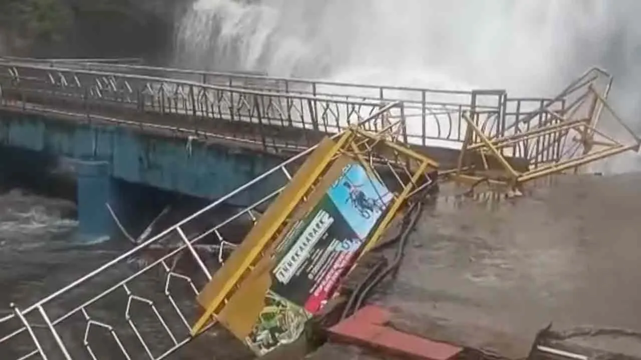  heavy rain in thenkasi kutralam Photograph: (thenkasi) 