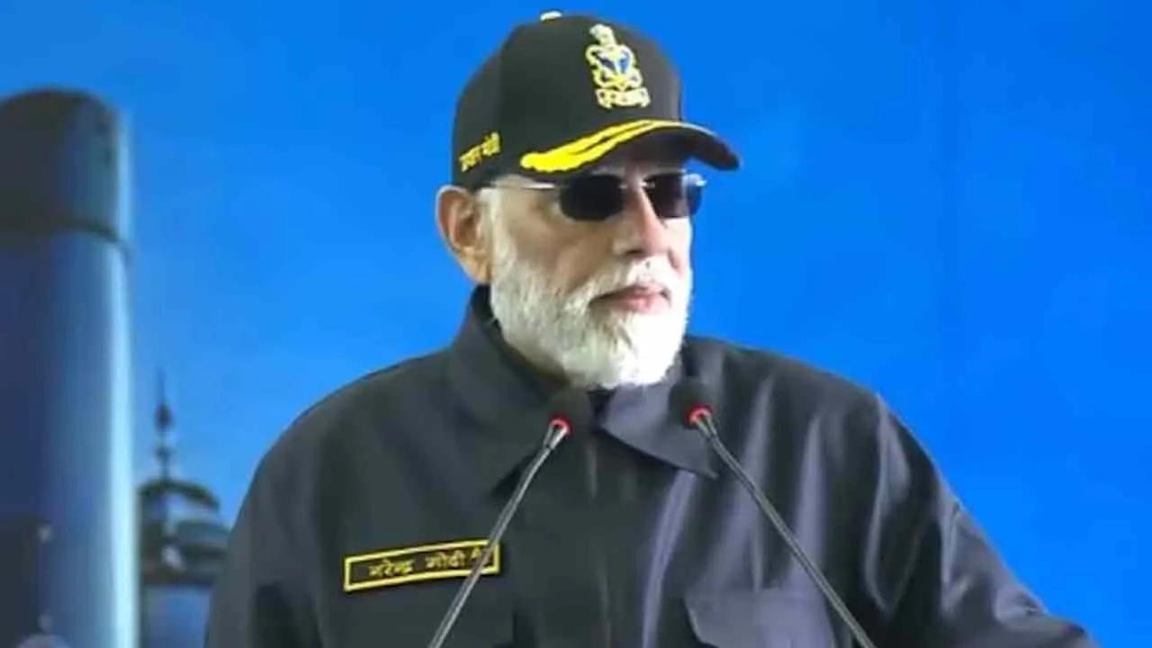  Modi praises Navy on Diwali 